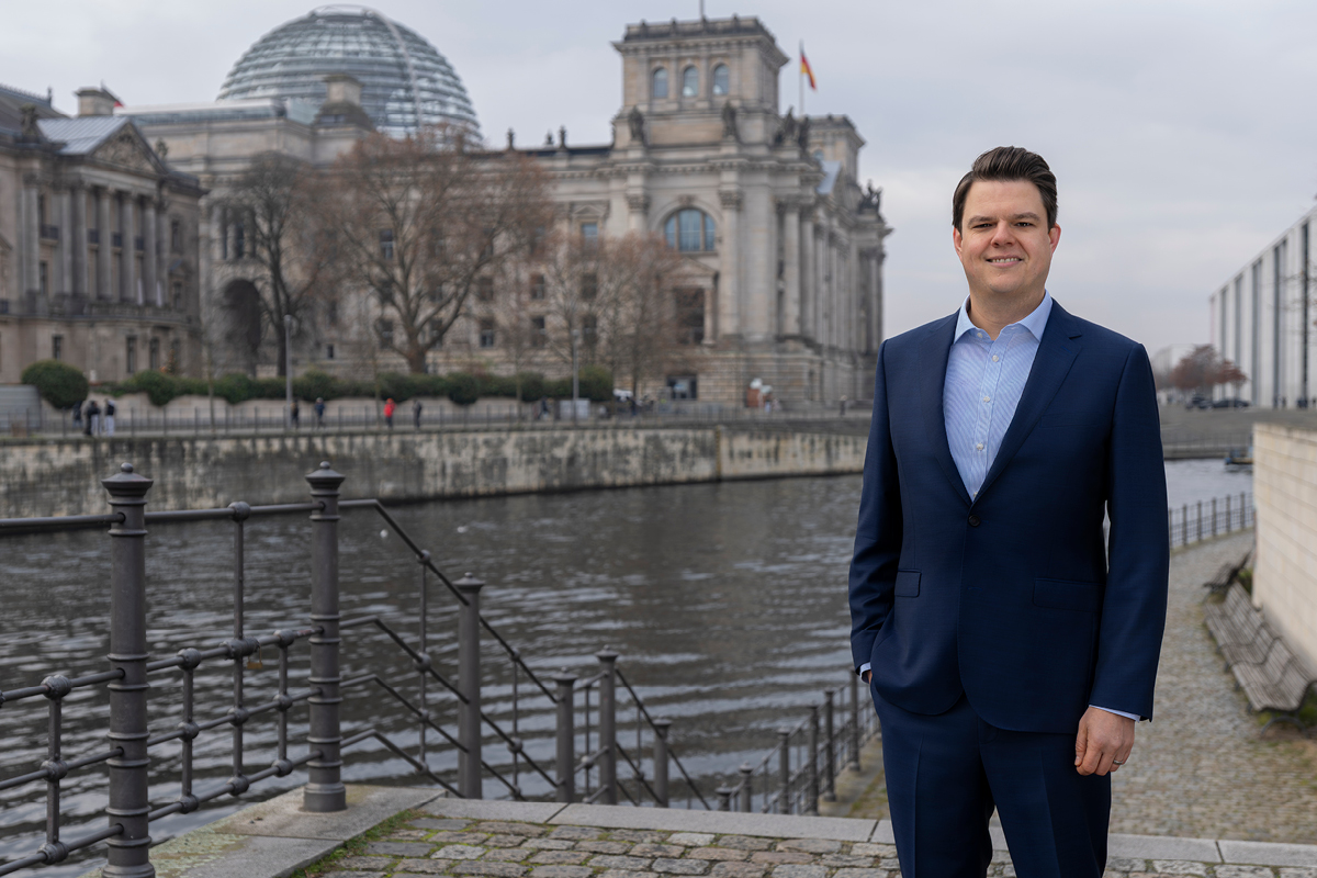 Niko, unser Leiter Politik vor dem Berliner Reichstag am Spreeufer