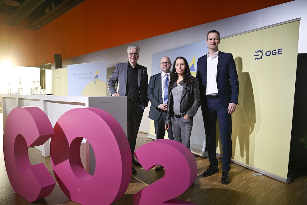 Energiepolitischer Dialog Ruhr 2025 von OGE: Auf dem Podium diskutierten v. l. : Thorsten Hahn (CEO Holcim Germany), Malte Bornkamm (Referatsleiter aus dem Bundesministerium für Wirtschaft und Energie), Dr. Steffi Ober (Leiterin Ökonomie und Forschungspolitik beim NABU), sowie Dr. Thomas Hüwener (Sprecher der Geschäftsführung bei OGE)